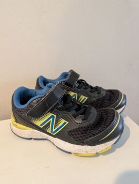 New Balance Black Boys Sneakers Size 10